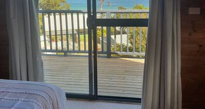 Cosy beach cottage at Verona Sands, hot tub / island views & dog-friendly beach