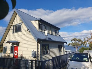 Exterior - Cosy beach cottage at Verona Sands, hot tub / island views  & dog-friendly beach (Verona Sands)