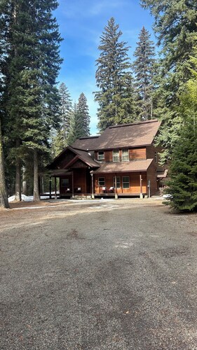 Beautiful Custom Built Modern cabin with Hot Tub, Smoker, BBQ and prime location