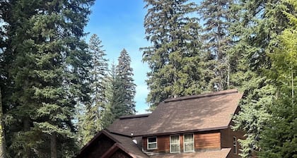 Beautiful Custom Built Modern cabin with Hot Tub, Smoker, BBQ and prime location