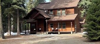 Beautiful Custom Built Modern cabin with Hot Tub, Smoker, BBQ and prime location