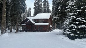 Exterior - Beautiful Custom Built Modern cabin with Hot Tub, Smoker, BBQ and prime location (McCall)