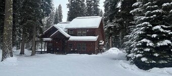 Whispering Pines Cabin, Hot Tub, Beach Access, Game Room, Sleeps 8