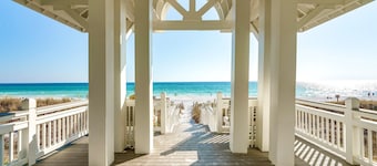 Palm Oasis: Private beach steps away, Heated pool, FREE golf cart, Luxury home
