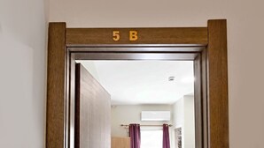 A doorway with a wooden frame and a sign indicating room number 5B. - Sea Breeze Bay Guesthouse - B5, Saint Paul's Bay, Malta (Saint Paul's Bay)