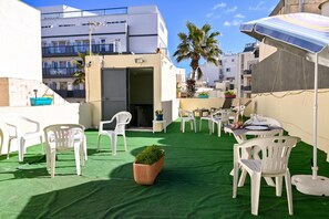 Outdoor dining - Sunny Ensuite by the Sea - B4, Saint Paul's Bay, Malta (Saint Paul's Bay)