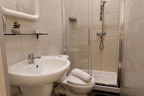 Een douche, een haardroger, handdoeken