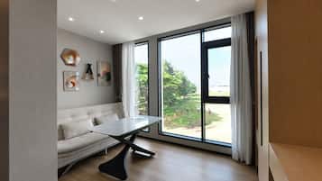 Deluxe Double Room | Living area