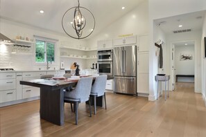 Fridge, microwave, oven, stovetop - Modern Vine Wine Country Cottage (Sonoma)