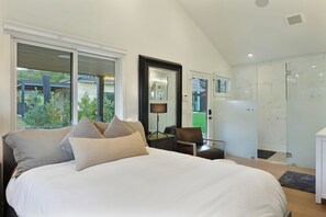 Iron/ironing board, free WiFi, bed sheets - Modern Vine Wine Country Cottage (Sonoma)