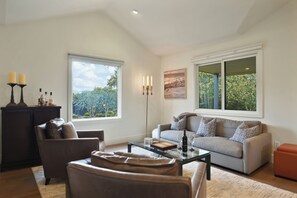 Smart TV, stereo - Modern Vine Wine Country Cottage (Sonoma)