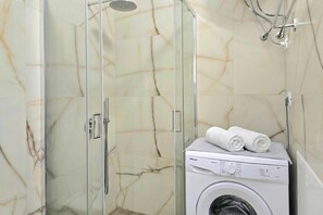 Regadera, secadora de cabello, bidet, toallas 