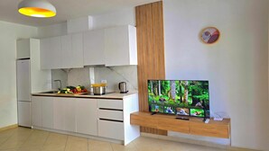 Fridge, microwave, stovetop, dishwasher - Qerret Happy Stay 096, Durres, Albania (Durres)