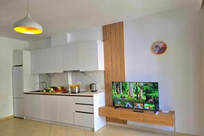 Fridge, microwave, stovetop, dishwasher - Qerret Happy Stay 096, Durres, Albania (Durres)