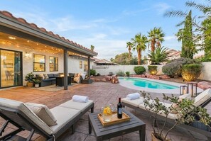 Outdoor pool - Las Vegas Oasis: Pool, Game Room & Arcade (Las Vegas)