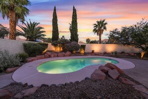 Outdoor pool - Las Vegas Oasis: Pool, Game Room & Arcade (Las Vegas)