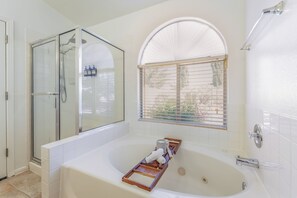 Shower, jetted bath, hair dryer, towels - Las Vegas Oasis: Pool, Game Room & Arcade (Las Vegas)