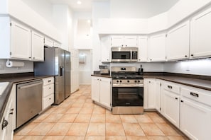 Private kitchen - Las Vegas Oasis: Pool, Game Room & Arcade (Las Vegas)