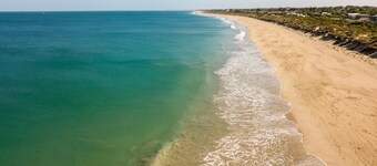 Cosy Haven - Large Studio Apartment, Close to Beach, Shops and Golf Course