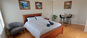 Cosy Haven - Large Studio Apartment, Close to Beach, Shops and Golf Course