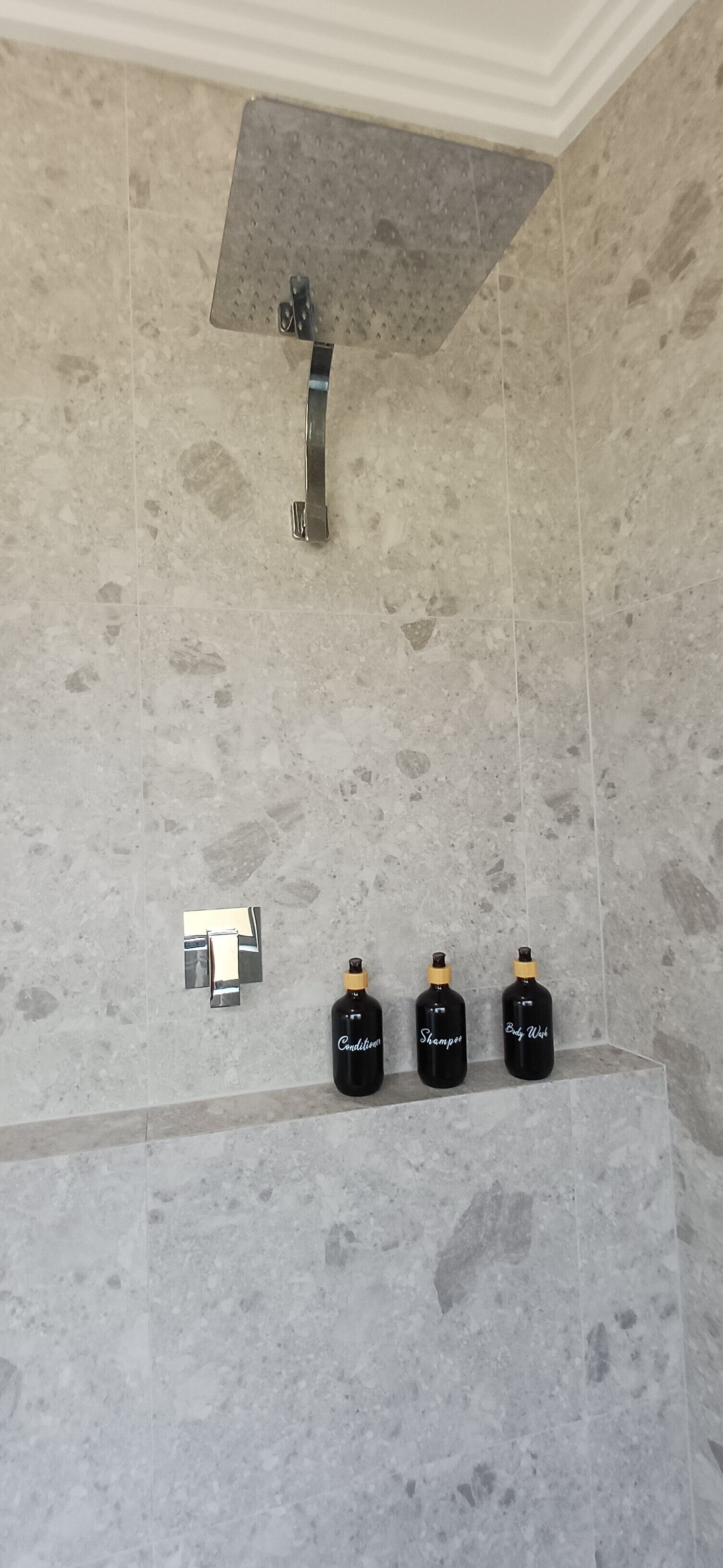 Secador de pelo, toallas, jabón, shampoo