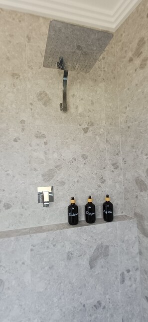 Sèche-cheveux, serviettes fournies, savon, shampoing