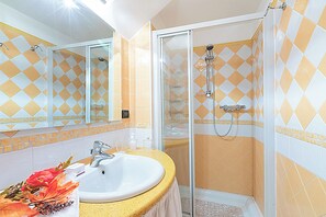 Douche, sèche-cheveux, bidet, serviettes fournies