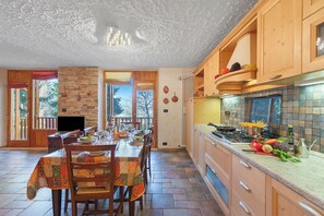 Fridge, oven, stovetop, dishwasher - Appartamento I 2 Pini, Sauze d'Oulx, Italy (Sauze d'Oulx)