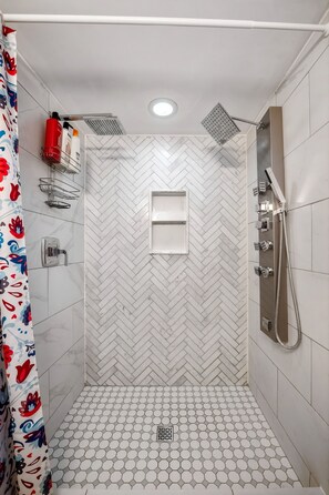 Douche, sèche-cheveux, serviettes fournies, savon