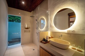 Deluxe-villa - 1 kingsize-seng - privat pool | Badeværelse | Hårtørrer, håndklæder, Sæbe, Shampoo
