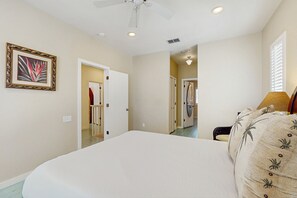 4 bedrooms, iron/ironing board, internet, bed sheets - Two-story beach house with full kitchen, screen porch, dog-friendly and pool (Port Aransas)