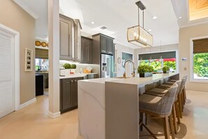 Fridge, microwave, oven, stovetop - Immaculate Gulf to Bay home w/in ground pool and dock access (Nokomis)
