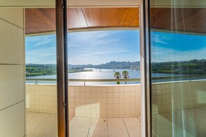 Terrace/patio - GuestReady - Elegant riverside retreat (Valbom)