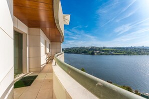 Property grounds - GuestReady - Elegant riverside retreat (Valbom)