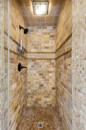Shower, jetted bath, hair dryer, bidet - Comfort and Space with convenience (Atlanta)