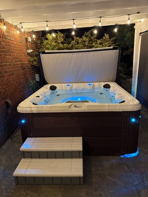 Outdoor spa tub - Comfort and Space with convenience (Atlanta)
