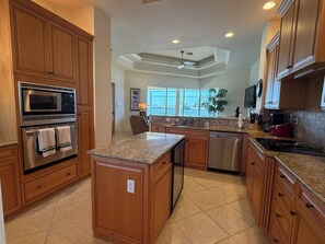 Private kitchen - Marvelous 3-bedroom house with pool in NW Cape Coral (Cape Coral)