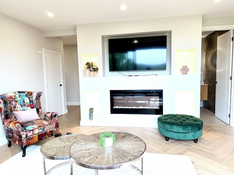 Luxury Hillside Escape | Scenic Views & Cosy Stay - Panton Hill