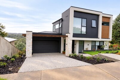 New Luxury Hillside Escape - Peaceful 2 Bedroom with Scenic Views Eltham