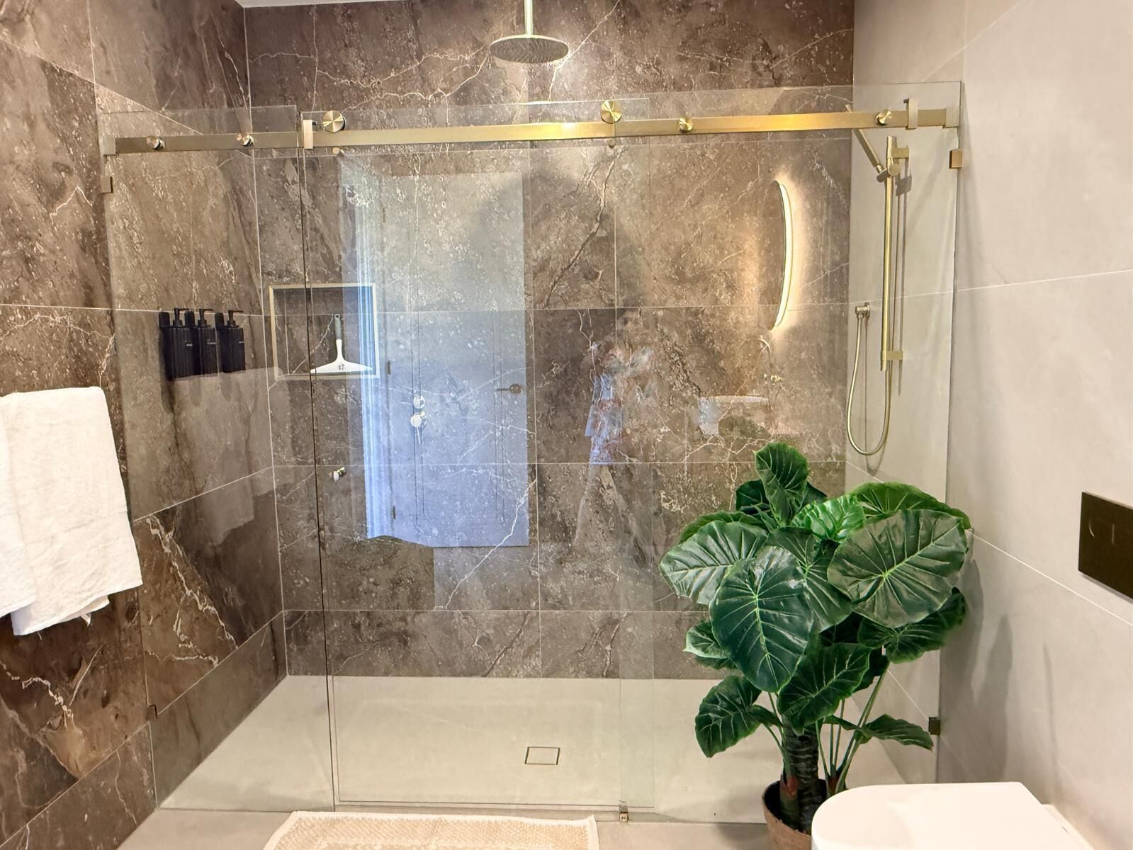 Douche, serviettes fournies, savon, shampoing