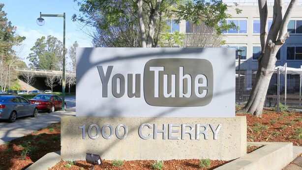 Ein YouTube-Schild bei der 1000 Cherry.