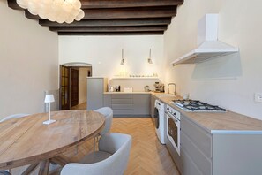 Fridge, microwave, oven, stovetop - Monika: Penthouse in the heart of Town (Salò)