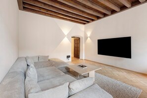 TV - Monika: Penthouse in the heart of Town (Salò)