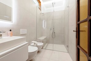 Shower, hair dryer, towels - Monika: Penthouse in the heart of Town (Salò)