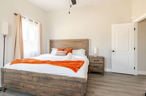 1 dormitorio, tabla de planchar con plancha, wifi y ropa de cama