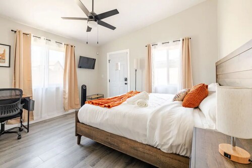 Private Gated Studio - King Bed - Near Hospitals, UCR & MARB