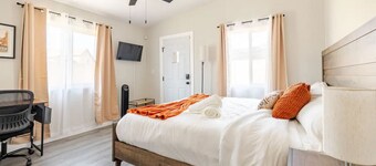 Private Gated Studio - King Bed - W/D - Near Hospitals