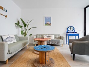 TV - Family apartment on the beach 400m train (Calella)