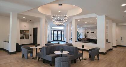 Landing Beautiful 1bd, Gym, Pool