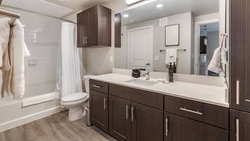 Apartment (1 Bedroom) | Bathroom | Free toiletries, hair dryer, towels, soap